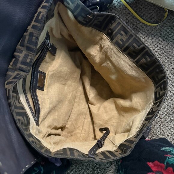 *Authentic* Fendi LINDA Tote - Picture 2 of 9